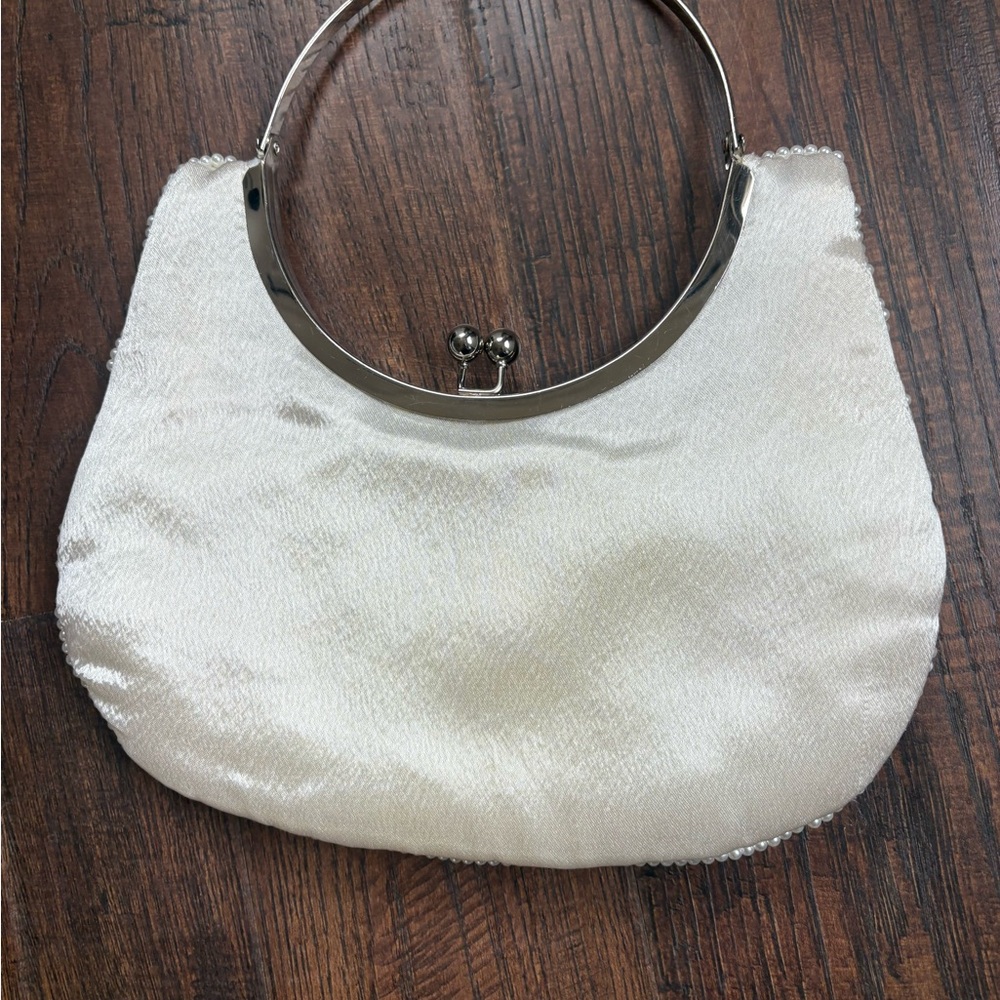 Elegant Cream Pearl Embellished Women's HandBag - Picture 4 of 10
